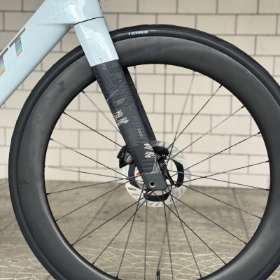 Roda dianteira de bicicleta de estrada com aro em carbono e pneu Schwalbe Pro One Aero