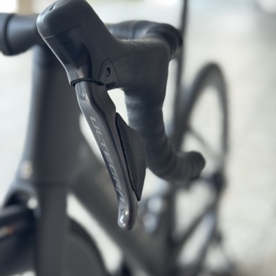 Punho de bicicleta de estrada preto com manete de mudanças ULTEGRA