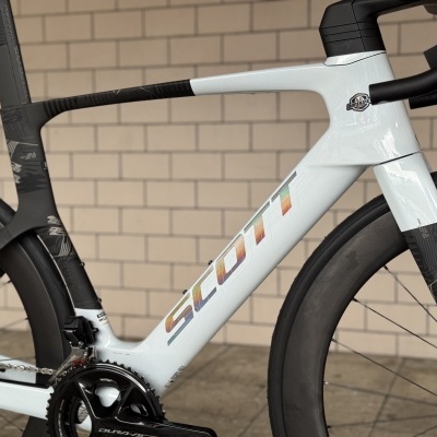 Quado aerodinâmico de bicicleta de estrada SCOTT preto e branco com pneus Schwalbe e componentes Dura-Ace.