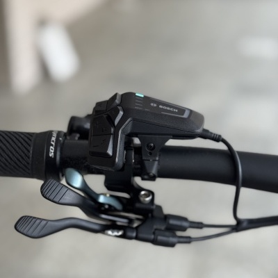 Punho esquerdo de bicicleta com comandos Shimano e dispositivo Bosch montado no guiador