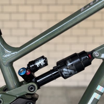 Suspensão traseira de bicicleta Fox Float X no quadro verde