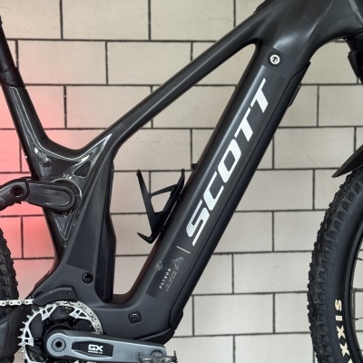 Quadro de bicicleta elétrica preto com logo Scott, componente GX SRAM e pneu Maxxis
