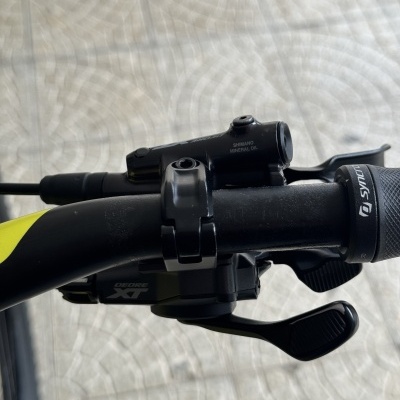 Punho de guiador de bicicleta com manetes e marcas Shimano e Deore XT