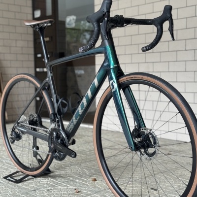 Bicicleta de estrada Scott azul metálica com pneus castanhos e travão de disco