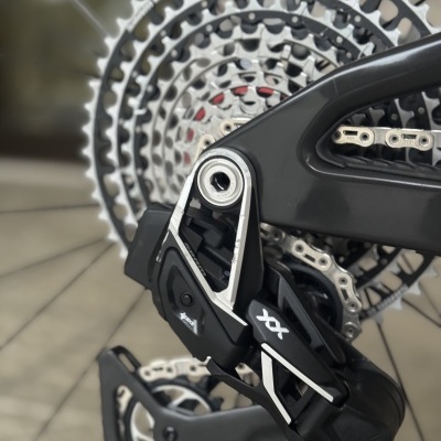 Desviador traseiro de bicicleta preto com detalhes cinza e a marca XX