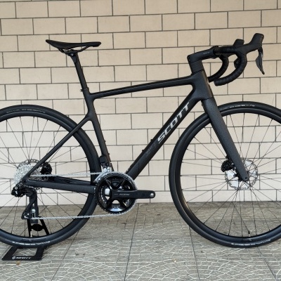 Bicicleta de estrada preta SCOTT com componentes Shimano 105 e pneus Schwalbe ONE TUBELESS