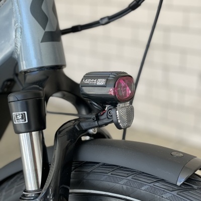 Frente de bicicleta com suspensão, luz LEZYNE e guarda-lamas preto