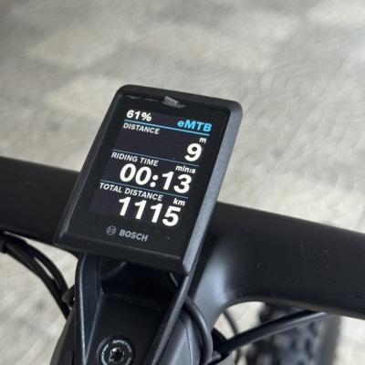 Computador de bicicleta Bosch preto com dados de viagem no ecrã montado em guiador preto