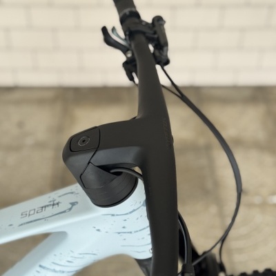 Parte frontal de bicicleta com quadro branco e guiador preto