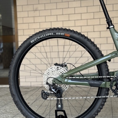 Roda traseira de bicicleta com pneu Schwalbe Magic Mary e quadro verde