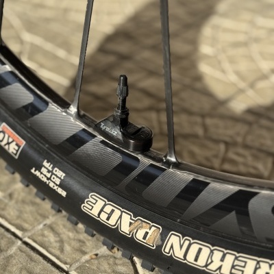 Roda de bicicleta com pneu preto REKON RACE, válvula TyreWiz e jante preta