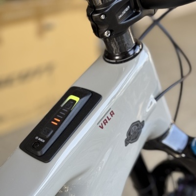 Bicicleta elétrica branca com display LED embutido e texto VALA no quadro