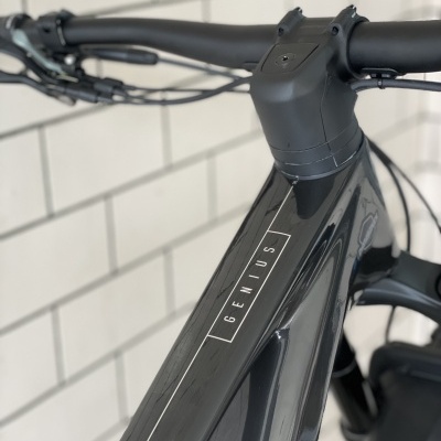 Quadro de bicicleta preto brilhante com palavra GEMIUS e guiador preto