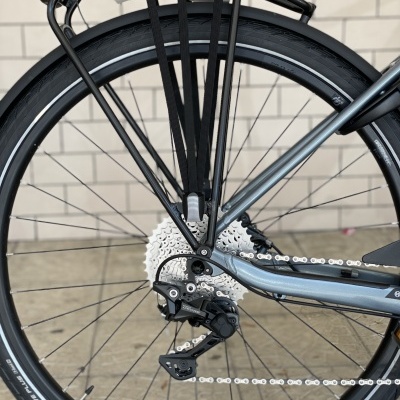 Roda traseira de bicicleta com bagageira preta e pneus Schwalbe