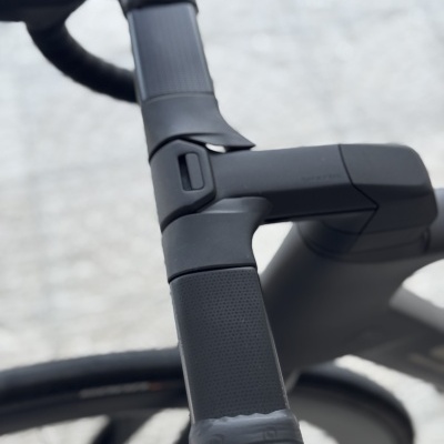 Guidão de bicicleta de estrada preto com suporte para computador