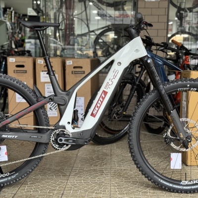 Bicicleta de montanha Scott Scalpel HYBRID 900 com suspensão e pneus especiais em loja.