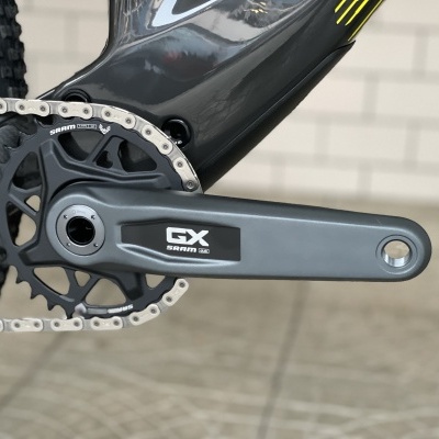 Pedaleira preta de bicicleta com corrente e aro dentado preto