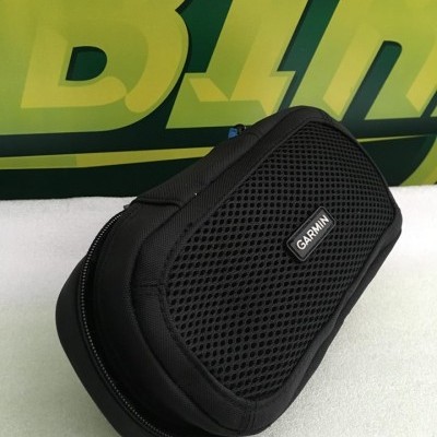 bolsa preta Garmin com textura de rede sobre superfície branca