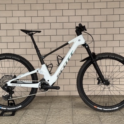 bicicleta de montanha branca e preta SCOTT com pneus SCHWALBE
