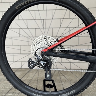 Roda traseira de bicicleta com pneu preto CROSS WOLF PACK e quadro preto com vermelho