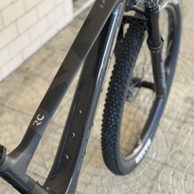 BICICLETA SCOTT SPARK RC TEAM ISSUE - PRETO/CARBONO