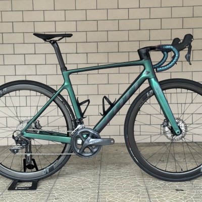 Bicicleta de estrada SCOTT verde metálico com rodas Vision 40 e componentes Shimano Ultegra