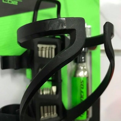 GRADE DE BIDON COM CO2 E FERRAMENTA SYNCROS BC MATCHBOX COUPE CAGE CO2