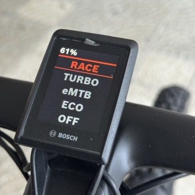 Ecrã digital preto com modos RACE, TURBO, eMTB, ECO, OFF no guiador de bicicleta.