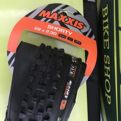 Pneu de bicicleta preto MAXXIS SHORTY 29x2.30 com embalagem laranja preto