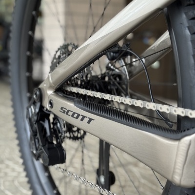 Bicicleta cinza metálica com corrente prateada e pneus pretos