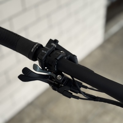 Guiador de bicicleta preto com punho, manete de travão e seletor de velocidades