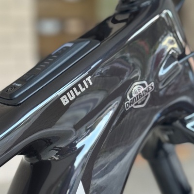 Quadro preto brilhante de bicicleta elétrica com inscrições BULLIT e DANIBIKES, bateria Bosch integrada