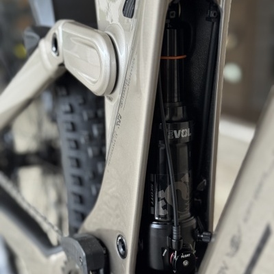 Suspensão traseira e amortecedor FOX em bicicleta bege