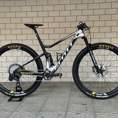 Bicicleta de montanha Scott preto e cinzento com pneus Maxxis e suspensão Rock Shox