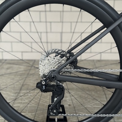 Roda traseira de bicicleta com aro carbono preto e componentes Shimano