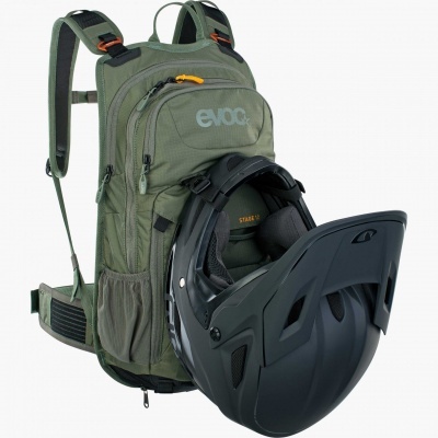 mochila verde militar com capacete preto
