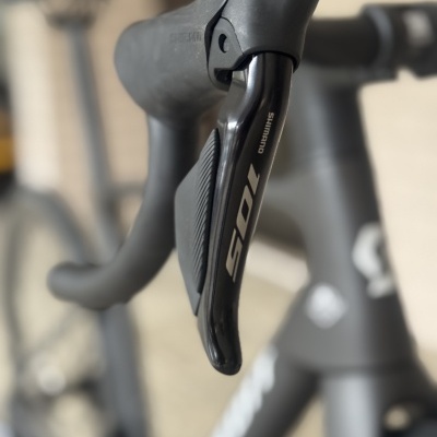 Punho de bicicleta preto com manete de travão Shimano 105 em metal preto brilhante