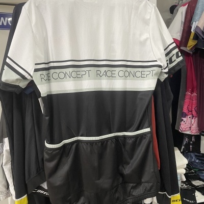 Camisola de ciclismo branca e preta com texto RACE CONCEPT nas costas