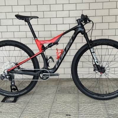 Bicicleta de montanha carbono preto e vermelho, pneus WOLFPACK CROSS, suspensão ROCK SHOX 30