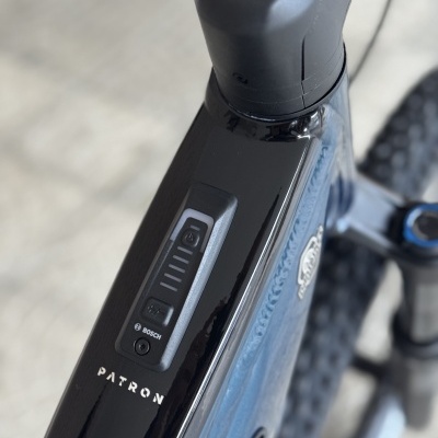 Quadro preto de bicicleta elétrica com ecrã Bosch e pneus rugosos