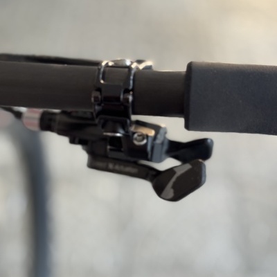 Alavanca de mudanças Shimano no guiador de bicicleta