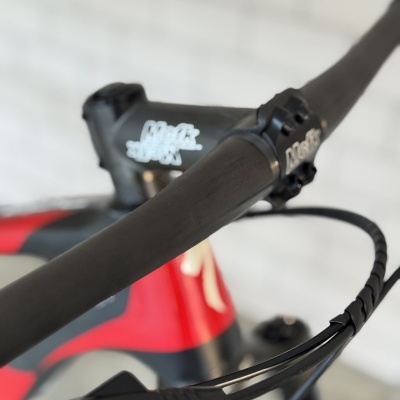 Punho e guiador de bicicleta preto com suporte marcado Mark COMPONENTS e quadro vermelho e preto