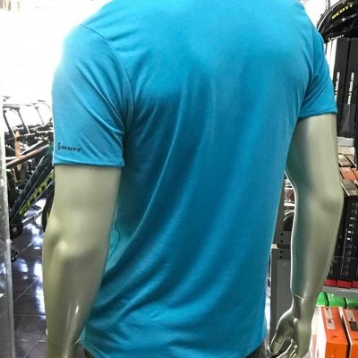 T-shirt azul de manga curta vista de trás em manequim