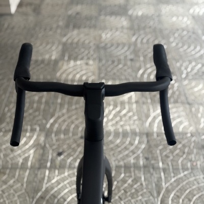 Guiador de bicicleta preto com punhos pretos visto de cima