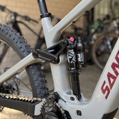 Detalhe do quadro e suspensão de bicicleta Santa Cruz cinzenta com componentes pretos