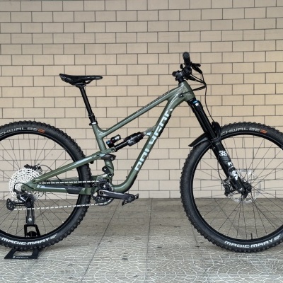 Bicicleta de montanha full suspension verde militar com pneus Schwalbe Magic Mary e suspensões Fox 36