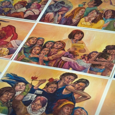 Várias impressões artísticas coloridas com grupos de pessoas em poses emocionais e a palavra 'Merci' num papel amarelo