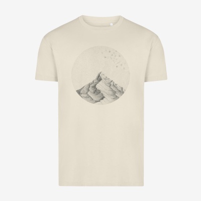 Montanha despida sob astros