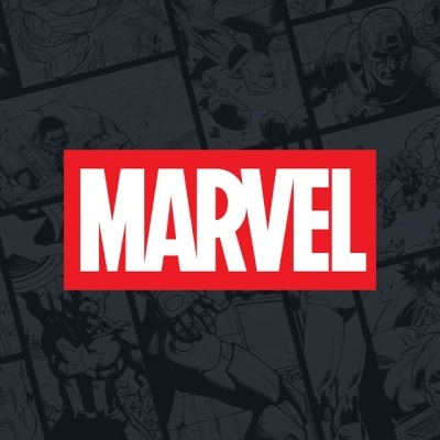 Logótipo Marvel em branco sobre fundo vermelho, com fundo escuro de banda desenhada
