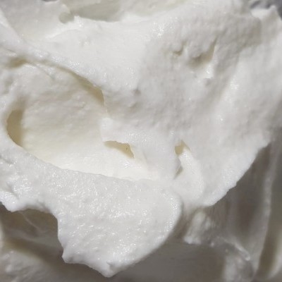 Substância branca cremosa e aerada em close-up